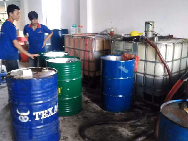 Phá đường dây sản xuất hàng chục ngàn lít dầu nhớt giả Pha duong day san xuat hang chuc ngan lit dau nhot gia