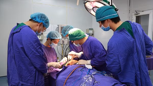Bác sĩ 2 bệnh viện phối hợp mổ gắp dị vật cho bệnh nhân Bác sĩ 2 bệnh viện phối hợp mổ gắp dị vật cho bệnh nhân