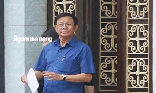 Trung tướng Phan Văn Vĩnh, nguyên tổng cục trưởng Tổng cục Cảnh sát, Bộ Công an, trước cửa nhà riêng tại TP Nam Định, tỉnh Nam Định, sáng 17/3. Trung tướng Phan Văn Vĩnh, nguyên tổng cục trưởng Tổng cục Cảnh sát, Bộ Công an, trước cửa nhà riêng tại TP Nam Định, tỉnh Nam Định, sáng 17/3.