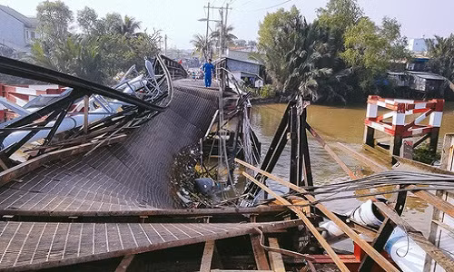 Trở lại hiện trường vụ sập cầu Long Kiển (xã Long Kiển, huyện Nhà Bè) chiều 20/1, phóng viên chứng kiến cảnh đổ nát, ngổn ngang, những giàn thép lớn bị đứt, gãy trơ khung Trở lại hiện trường vụ sập cầu Long Kiển (xã Long Kiển, huyện Nhà Bè) chiều 20/1, phóng viên chứng kiến cảnh đổ nát, ngổn ngang, những giàn thép lớn bị đứt, gãy trơ khung