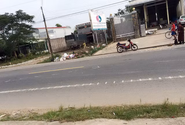 Hiện trường tai nạn ở xã Thạnh Phú, huyện Mỹ Xuyên (Sóc Trăng). Ảnh: Việt Tường. Hiện trường tai nạn ở xã Thạnh Phú, huyện Mỹ Xuyên (Sóc Trăng). Ảnh: Việt Tường.
