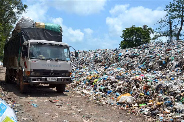 Nơi đây có 4 hộ chuyên nhặt phế liệu, mỗi tháng lựa và bán đi hàng chục tấn phế liệu. Nơi đây có 4 hộ chuyên nhặt phế liệu, mỗi tháng lựa và bán đi hàng chục tấn phế liệu.