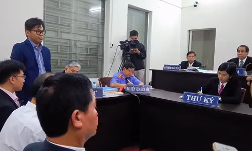 Đại diện Grab Taxi (đứng ngoài cùng bên trái) trình bày tại tòa. Đại diện Grab Taxi (đứng ngoài cùng bên trái) trình bày tại tòa.