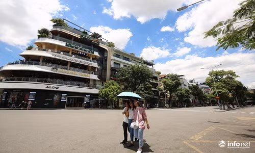 Hà Nội đang trải qua những ngày nắng nóng cao điểm, thời tiết nắng nóng, nền nhiệt cao khiến nhiều điểm vui chơi thường ngày đông đúc trở nên vắng vẻ lạ thường.