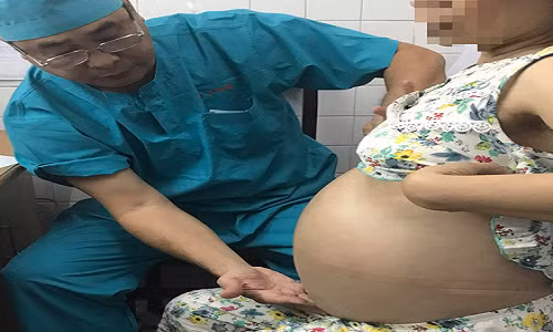 BS CKII Nguyễn Văn Tiến đang khám bệnh - Ảnh: NVCC BS CKII Nguyễn Văn Tiến đang khám bệnh - Ảnh: NVCC