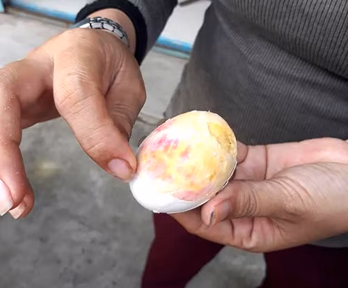 Xôn xao vì xuất hiện trứng vịt luộc màu hồng, cứng như đá Xon xao vi xuat hien trung vit luoc mau hong, cung nhu da