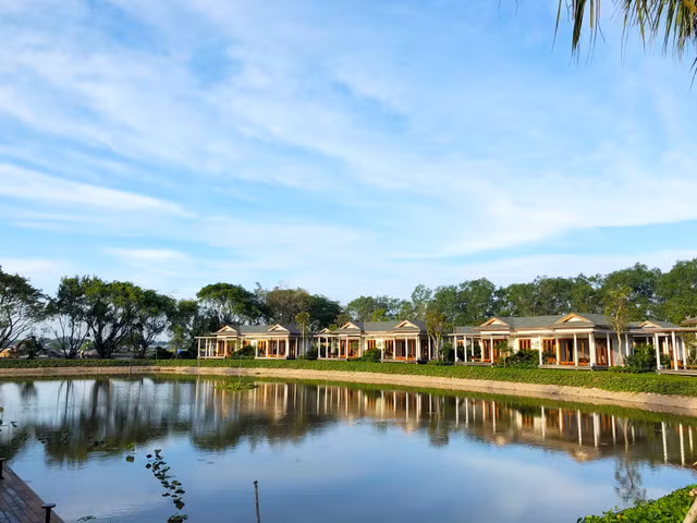 Bungalow nhìn từ hồ sinh thái. Bungalow nhìn từ hồ sinh thái.