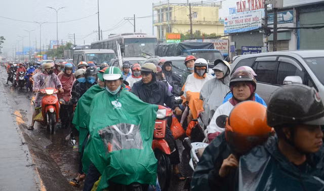 “Bien nguoi” dam mua tam ta tro lai TP HCM sau ky nghi le 2/9