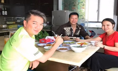 Lúc cha mất không có tiền mua quan tài, chính cậu ruột đã giúp đỡ Đàm Vĩnh Hưng khi đó. Lúc cha mất không có tiền mua quan tài, chính cậu ruột đã giúp đỡ Đàm Vĩnh Hưng khi đó.