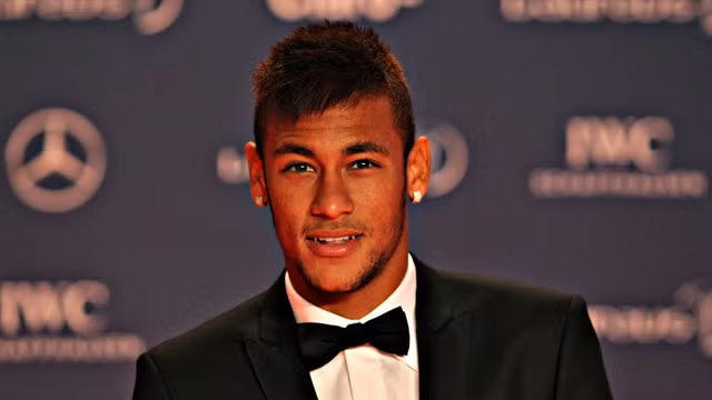 Neymar có khoảng 17 triệu USD từ các hợp đồng quảng cáo. Neymar có khoảng 17 triệu USD từ các hợp đồng quảng cáo.