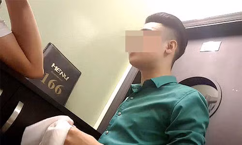 Quản lý July - nhà hàng 166 Nguyễn Biểu, quận 5, TP HCM - gợi ý khách mời các tiếp viên "qua đêm" với giá 8 triệu đồng.(Ảnh cắt từ clip điều tra)