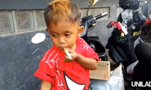Bé trai 2 tuổi nghiện thuốc lá, ngày "tiêu thụ" 40 điếu Be trai 2 tuoi nghien thuoc la, ngay