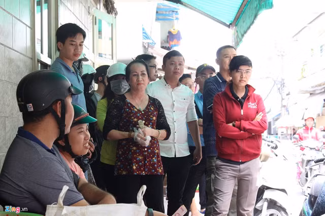 Bí quyết bán 30 kg cua trong 10 phút của bà Ba Cua ở hẻm nhỏ Sài Gòn Bi quyet ban 30 kg cua trong 10 phut cua ba Ba Cua o hem nho Sai Gon