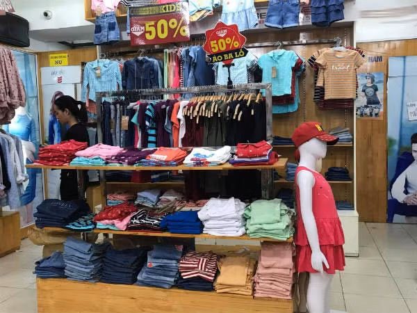 Đua nhau giảm giá “khủng”, cửa hàng thời trang vẫn hốt bạc - Hình 2 Dua nhau giam gia “khung”, cua hang thoi trang van hot bac-Hinh-2