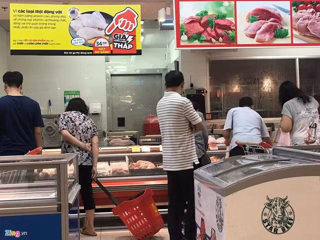 Với mức giá rẻ hơn so với gà ta trong nước, nhiều người vẫm chọn mua loại gà dai nhập khẩu này. Với mức giá rẻ hơn so với gà ta trong nước, nhiều người vẫm chọn mua loại gà dai nhập khẩu này.
