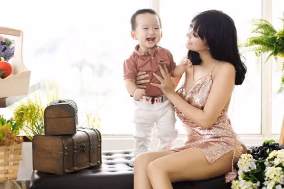 Mới đây, Phi Thanh Vân vừa đăng tải loạt hình ảnh không gian căn hộ của cô cùng lời chia sẻ: "Quà tặng con trai vừa tròn 2 tuổi. Mẹ có thể hy sinh cả đời mình chỉ để đổi lại tiếng cười của con. Mẹ có thể hy sinh tất cả sức khỏe để ông bà con được khỏe mạnh. Sóng gió qua rồi mình về nhà ngủ con yêu".