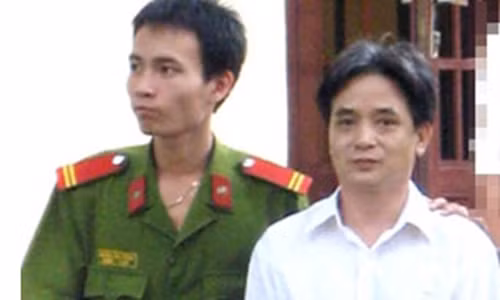 Trần Văn Lập tại phiên tòa sơ thẩm ngày 25.8.2009. Trần Văn Lập tại phiên tòa sơ thẩm ngày 25.8.2009.