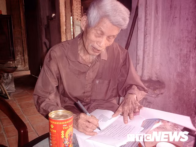 Cụ Dương Văn Thâm sưu tầm nhiều nghi lễ văn hóa cổ xưa. Ảnh: Phạm Dương Ngọc. Cụ Dương Văn Thâm sưu tầm nhiều nghi lễ văn hóa cổ xưa. Ảnh: Phạm Dương Ngọc.