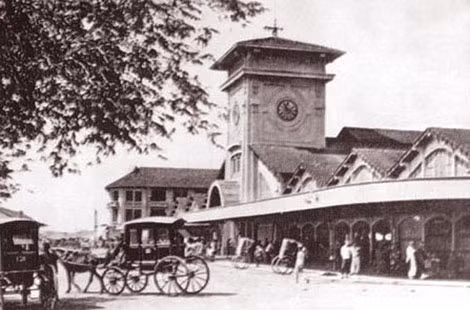 Xe ngựa trước chợ Bến Thành.