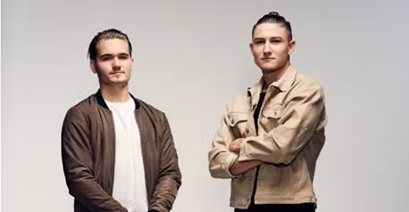 Hai triệu phú 9x Alex Tomic và Nik Mirkovic. Hai triệu phú 9x Alex Tomic và Nik Mirkovic.
