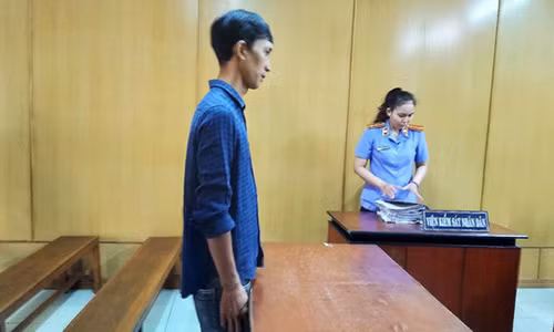 Nam nhân viên TGDĐ bị đồng nghiệp lật tẩy chiêu trộm cắp Nam nhan vien TGDD bi dong nghiep lat tay chieu trom cap