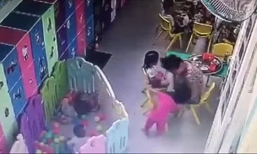 Cô giáo tát bé gái ngã xuống đất. (Ảnh cắt từ clip) Cô giáo tát bé gái ngã xuống đất. (Ảnh cắt từ clip)