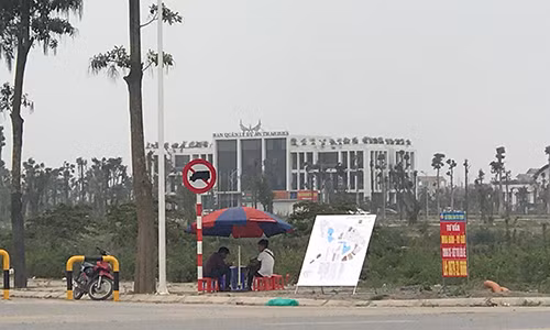 Môi giới bám trụ ở vỉa hè. Môi giới bám trụ ở vỉa hè.