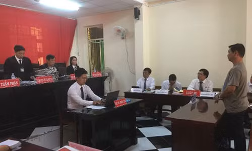 Út Lượm kêu oan, cho rằng không giao cấu với bé Linh. Út Lượm kêu oan, cho rằng không giao cấu với bé Linh.