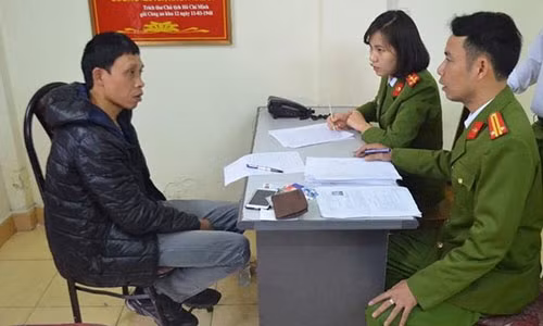 Đối tượng Sơn bị bắt giữ khi đến lấy thẻ căn cước công dân. Đối tượng Sơn bị bắt giữ khi đến lấy thẻ căn cước công dân.