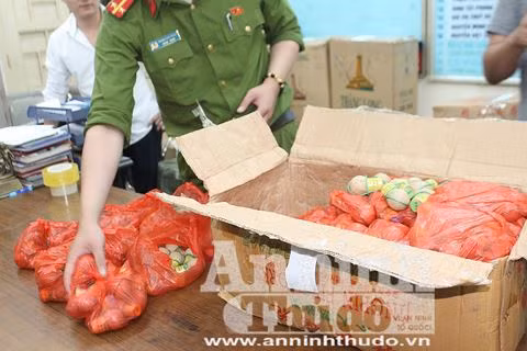 Lực lượng chức năng thu giữ gần 500 kg pháo. Lực lượng chức năng thu giữ gần 500 kg pháo.