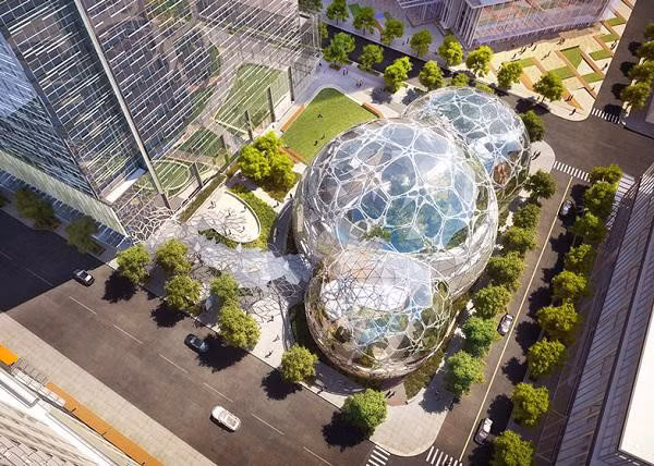 Trụ sở chính của công ty thương mại trực tuyến Amazon tại Seattle (Mỹ) mang tên “The Spheres” đã “gây sốt” toàn thế giới bởi kiến trúc quá độc đáo và đẹp mắt. Được biết, Amazon đã chi tới gần 91 nghìn tỷ đồng (4 tỷ USD) và nhiều năm thiết kế, xây dựng để cho ra đời được “kiệt tác nghệ thuật” có một không hai này. Trụ sở chính “The Spheres” của công ty thương mại trực tuyến Amazon tại Seattle (Mỹ) nhìn từ trên cao tựa như những quả bóng thủy tinh khổng lồ lung linh tuyệt đẹp.