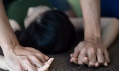 Cưỡng bức bất thành, "yêu râu xanh" đâm cô gái rồi cướp vàng Cuong buc bat thanh,