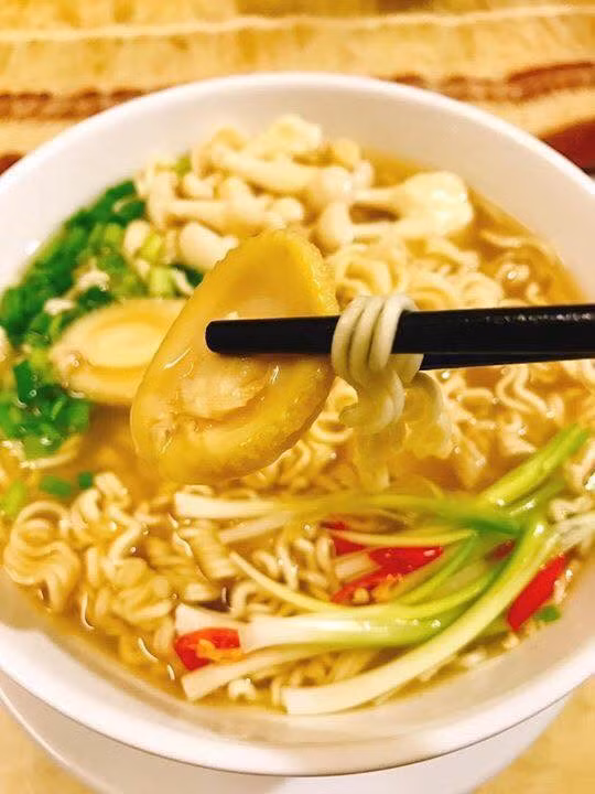Mì tôm bào ngư có giá lên tới 120.000-150.000 đồng/gói đang gây sốt trên thị trường Mì tôm bào ngư có giá lên tới 120.000-150.000 đồng/gói đang gây sốt trên thị trường
