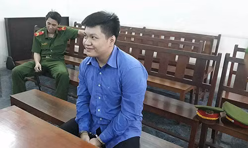 Xét xử kẻ chém đứt tay nam thanh niên vì bị nhìn đểu Xet xu ke chem dut tay nam thanh nien vi bi nhin deu
