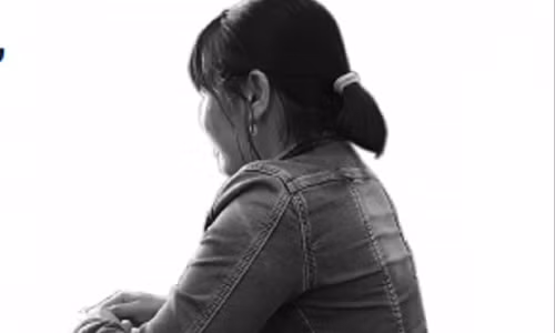 Nạn nhân kể lại việc bị bán cho người Trung Quốc. Nạn nhân kể lại việc bị bán cho người Trung Quốc.