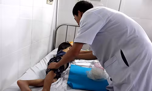 Cặp vợ chồng thừa nhận bạo hành bé gái 6 tuổi Cap vo chong thua nhan bao hanh be gai 6 tuoi