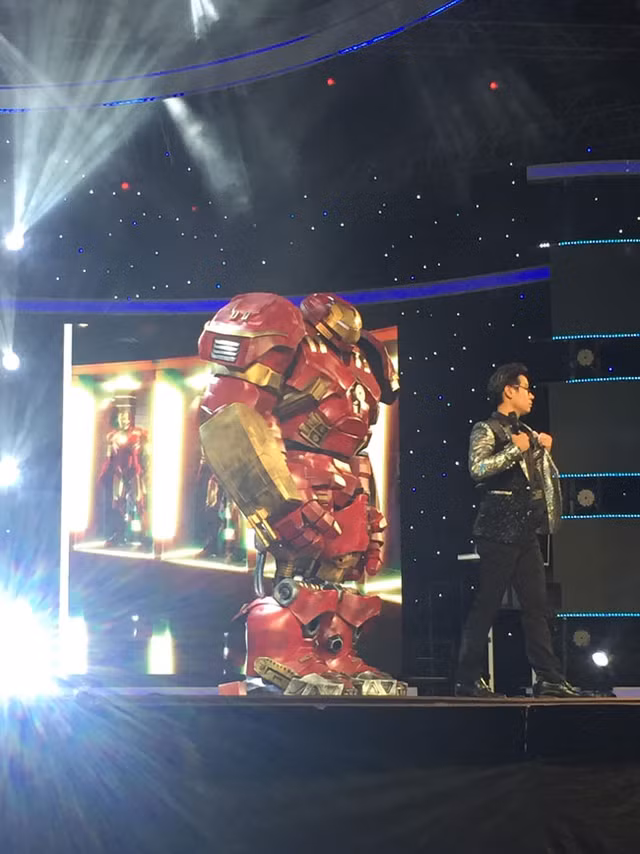 Bộ áo giáp Hulkbuster hoàn chỉnh trên sân khấu.