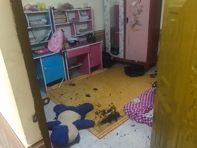 2 bé gái bị cha dượng phóng hỏa đốt nhà đã tử vong - Hình 2 2 be gai bi cha duong phong hoa dot nha da tu vong-Hinh-2