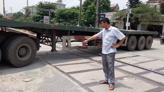 Xe khách mắc kẹt ở đường tàu: Lời kể bàng hoàng của người gác chắn Xe khach mac ket o duong tau: Loi ke bang hoang cua nguoi gac chan