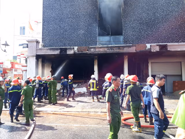 Cháy quán bar tại Đà Nẵng, hàng chục người tháo chạy - Hình 2 Chay quan bar tai Da Nang, hang chuc nguoi thao chay-Hinh-2