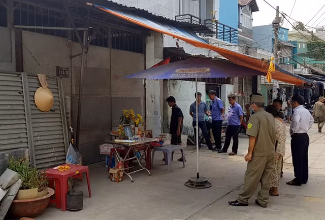 Bàn thờ nhỏ được lập trước căn nhà xảy ra vụ thảm sát. Ảnh: Lê Trai. Bàn thờ nhỏ được lập trước căn nhà xảy ra vụ thảm sát. Ảnh: Lê Trai.