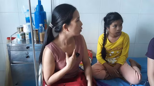 Ám ảnh giây phút các em học sinh nằm bất động dưới dây điện - Hình 2 Am anh giay phut cac em hoc sinh nam bat dong duoi day dien-Hinh-2
