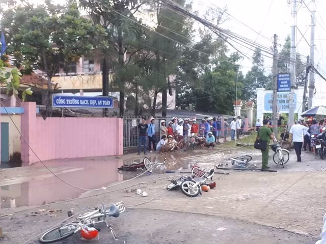 Am anh giay phut cac em hoc sinh nam bat dong duoi day dien