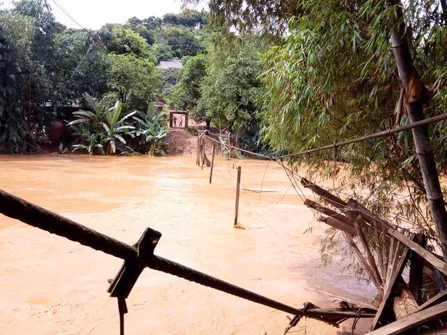 Mưa lũ “khủng khiếp”: 4 người chết, hàng nghìn ngôi nhà đổ sập, hư hại Mua lu “khung khiep”: 4 nguoi chet, hang nghin ngoi nha do sap, hu hai