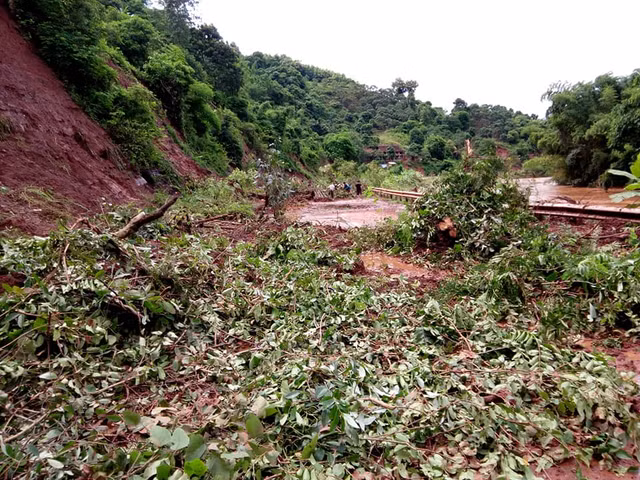 Mưa lũ “khủng khiếp”: 4 người chết, hàng nghìn ngôi nhà đổ sập, hư hại - Hình 3 Mua lu “khung khiep”: 4 nguoi chet, hang nghin ngoi nha do sap, hu hai-Hinh-3