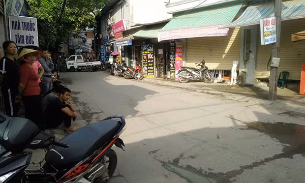 Hà Nội: Sau tiếng nổ lớn, cửa hàng gas bốc cháy ngùn ngụt - Hình 2 Ha Noi: Sau tieng no lon, cua hang gas boc chay ngun ngut-Hinh-2