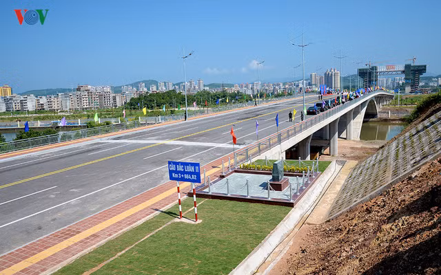 Cận cảnh cây cầu Bắc Luân II nối Việt Nam - Trung Quốc Can canh cay cau Bac Luan II noi Viet Nam - Trung Quoc