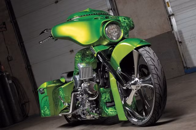 "Soi" dàn chân siêu môtô Harley-Davidson độ bagger cực độc Phong cách độ Bagger vốn là từ được sử dụng để chỉ những mẫu môtô cruiser/touring với túi hoặc hộp đựng hành lý đặt ở hai bên bánh sau xe và không có kính chắn gió trước. Tuy nhiên hiện nay, phong cách bagger đã phát triển và trở thành một trong những kiểu độ được ưa chuộng nhất, đặc biệt với những chiếc xe môtô Harley-Davidson.