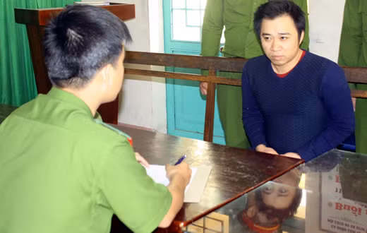 Lấy lời khai một đối tượng mua bán ma túy. Lấy lời khai một đối tượng mua bán ma túy.