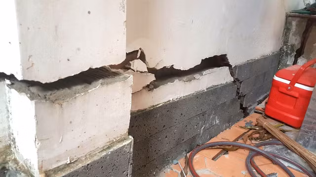 Những vết nứt dưới phần bên dưới có thể làm cho những ngôi nhà này sập bất cứ lúc nào. Ảnh: Dân việt. Những vết nứt dưới phần bên dưới có thể làm cho những ngôi nhà này sập bất cứ lúc nào. Ảnh: Dân việt.